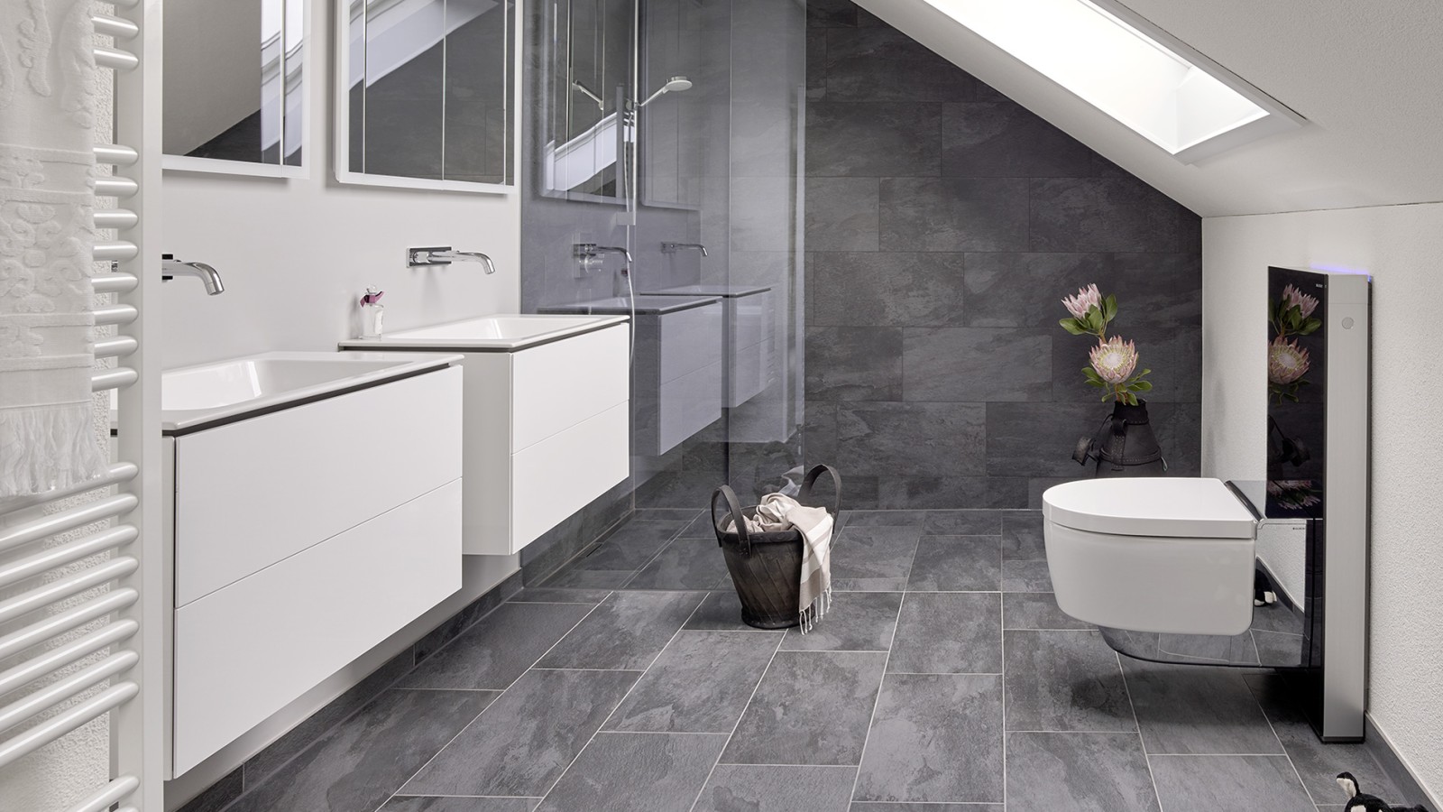 Koupelna se šikmou střechou a výrobky z koupelnové řady Geberit ONE a Geberit AquaClean s Monolith Koupelna se šikmou střechou a výrobky z koupelnové řady Geberit ONE a Geberit AquaClean s Monolith