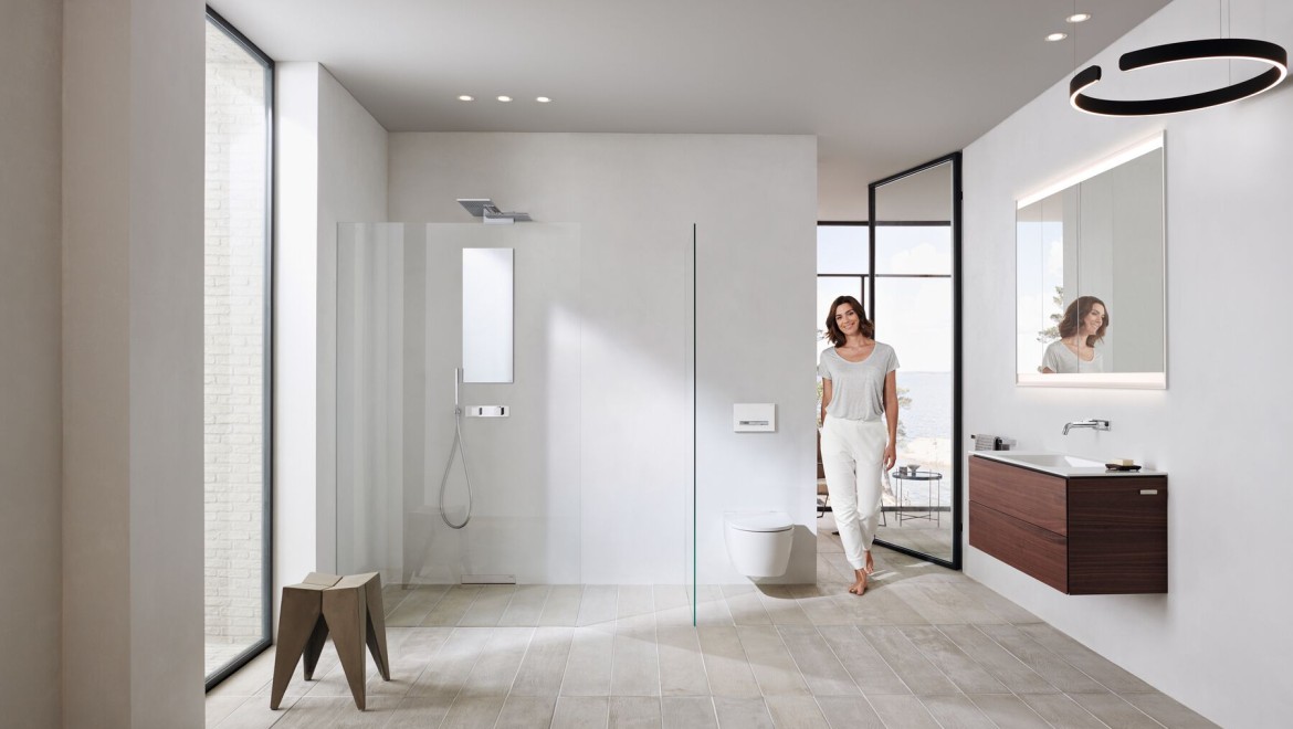 Koupelna Geberit ONE s bílými keramickými spotřebiči a koupelnovým nábytkem (© Geberit)