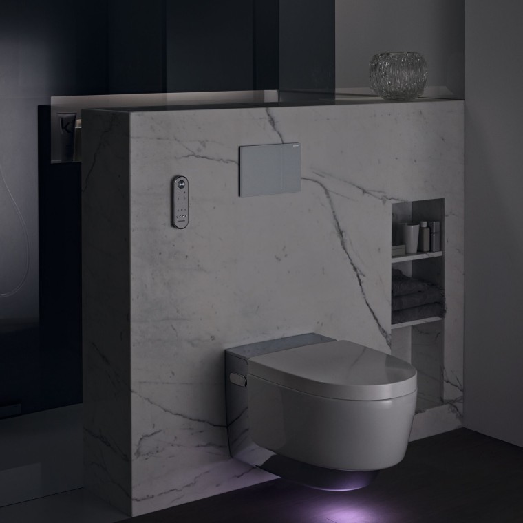 Geberit AquaClean Mera Comfort chrome with orientation light (© Geberit)