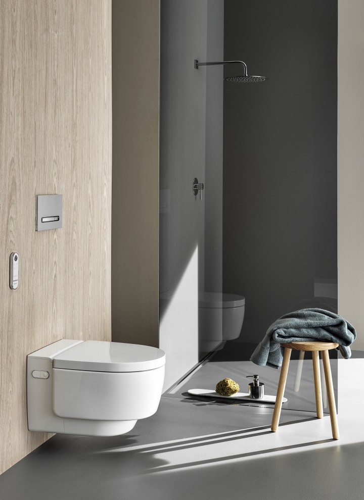 Sprchovací WC Geberit AquaClean Mera Comfort s dálkovým ovládáním a ovládacím tlačítkem Sigma50 (© Geberit)