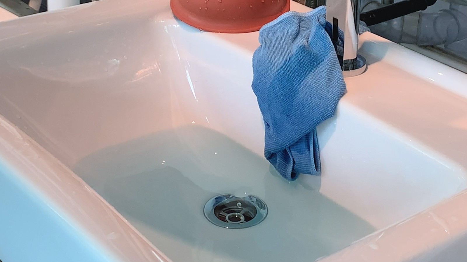 Voda z umyvadla odtéká Voda z umyvadla odtéká