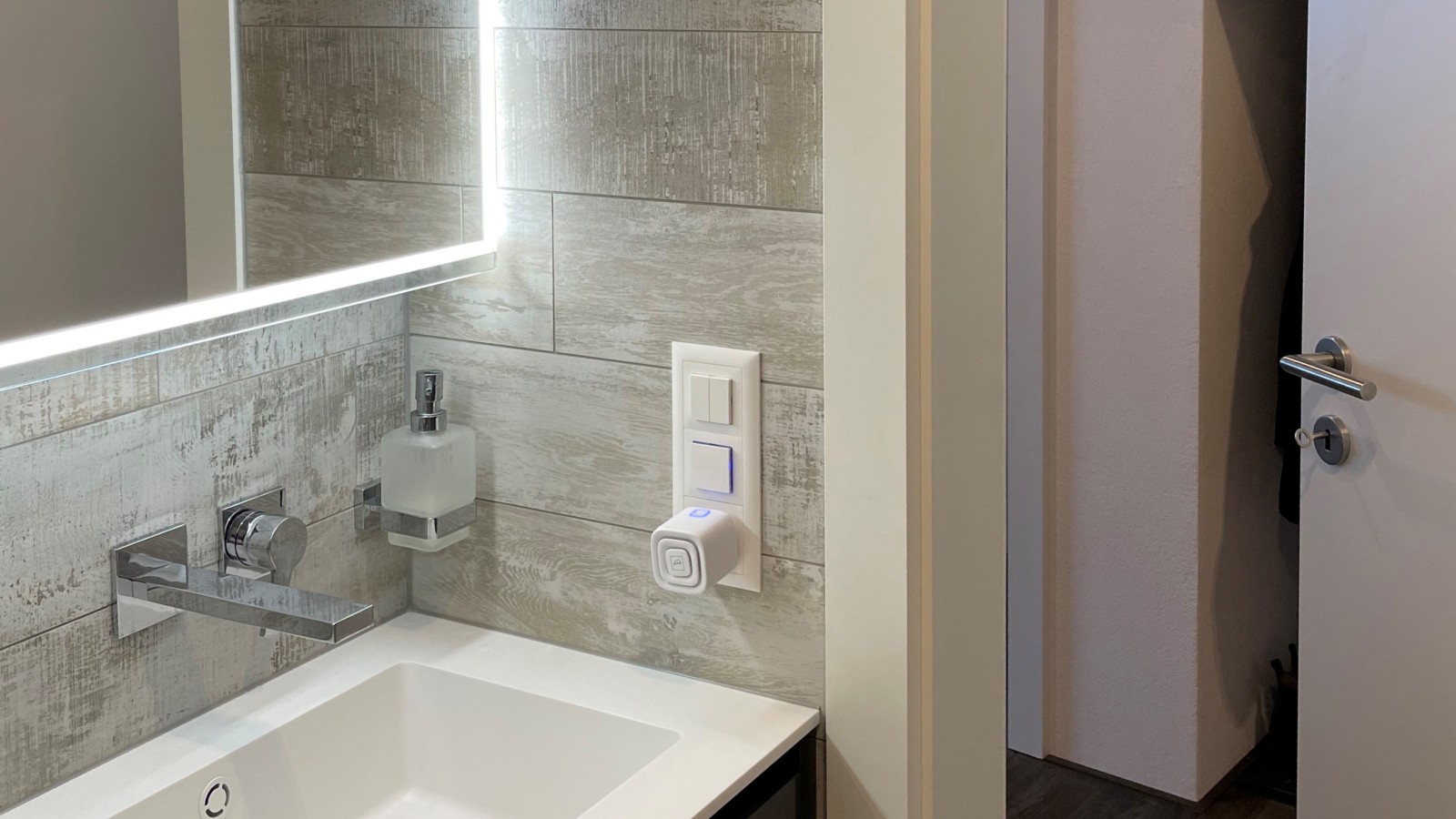 Dveře koupelny, které se otevírají ven, ušetří cenný prostor