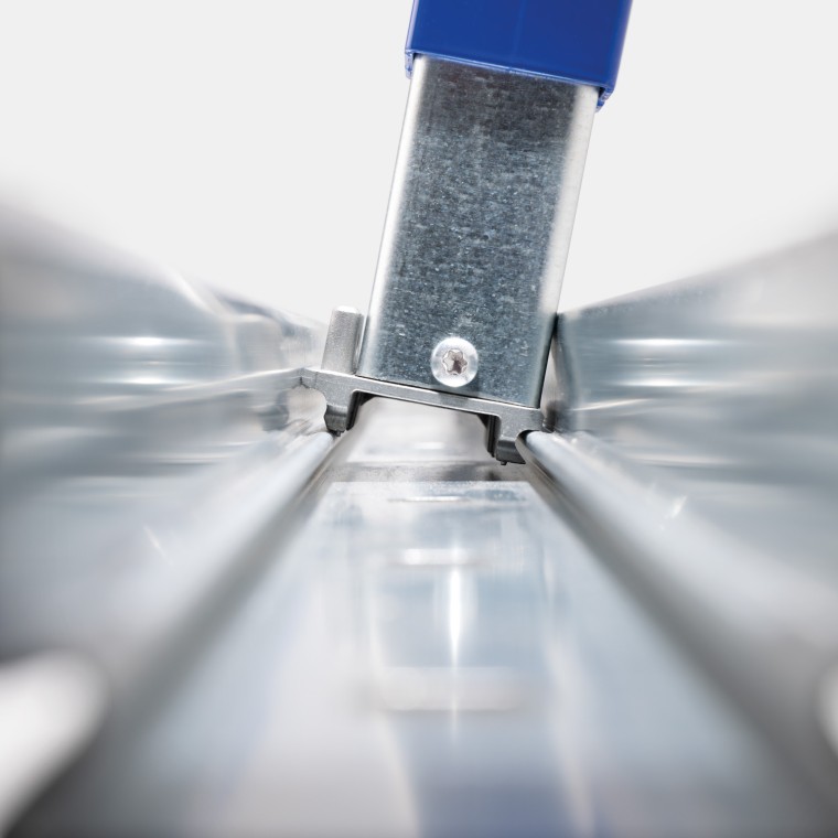 Jednoduché zacvaknutí patní desky Jednoduché zacvaknutí patní desky