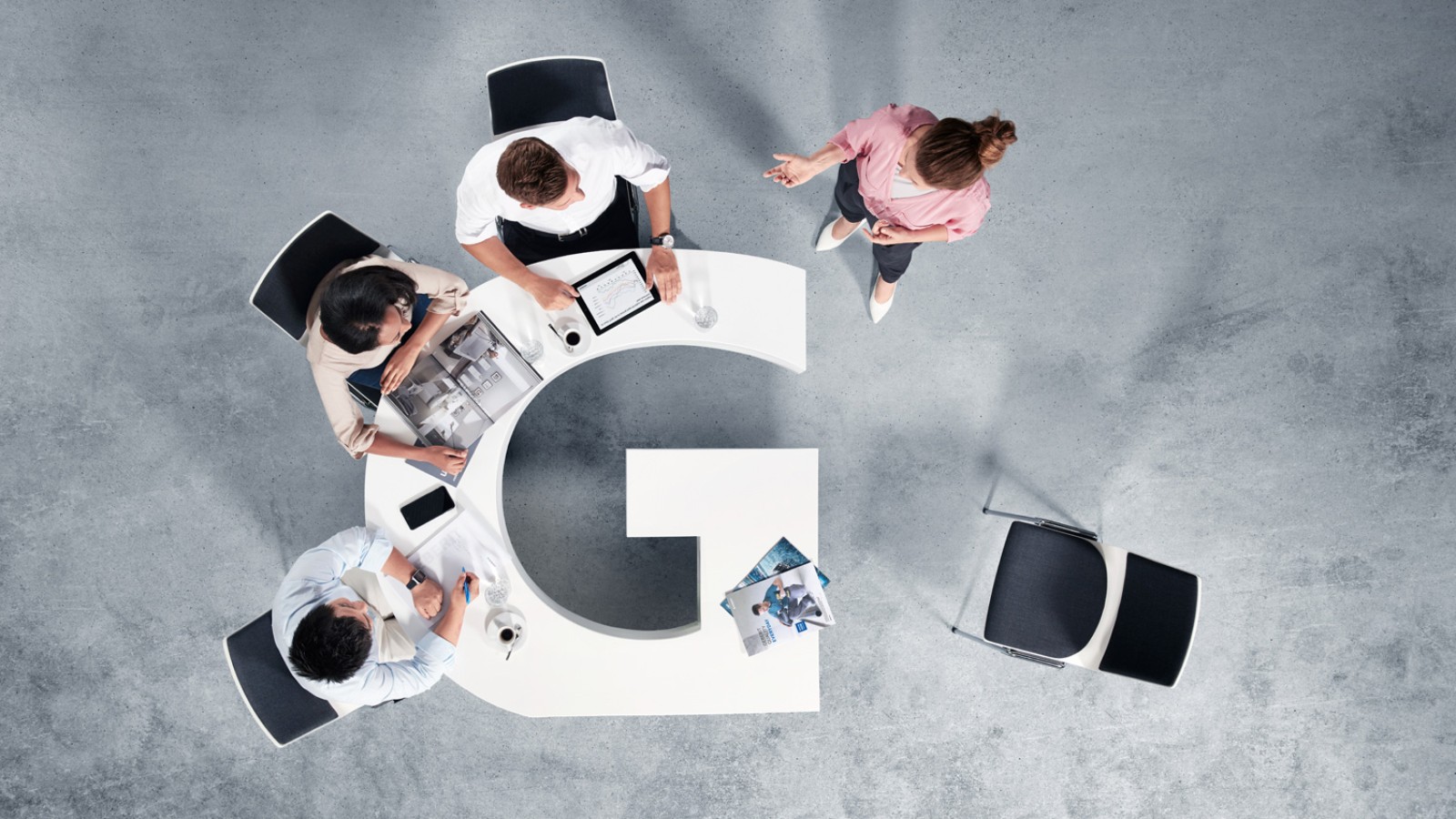 Zaměstnanci Geberit u pracovního stolu Zaměstnanci Geberit u pracovního stolu