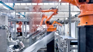 Ramena robotů na montážní lince ve výrobní hale pro skryté splachovací nádržky Geberit (© Geberit)