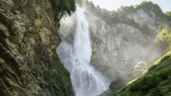 Impozantní vodopád v zelené krajině (© Geberit)