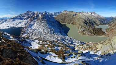 Pohled z vrcholu na zimní krajinu v oblasti Grimsel (© Kraftwerke Oberhasli AG)