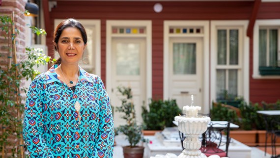 Odbornice na restaurování a majitelka hotelu: Deniz Alkan na nádvoří rekonstruovaného hotelu Turkish House v Istanbulu (© Haydar Erçin) Odbornice na restaurování a majitelka hotelu: Deniz Alkan na nádvoří rekonstruovaného hotelu Turkish House v Istanbulu (© Haydar Erçin)