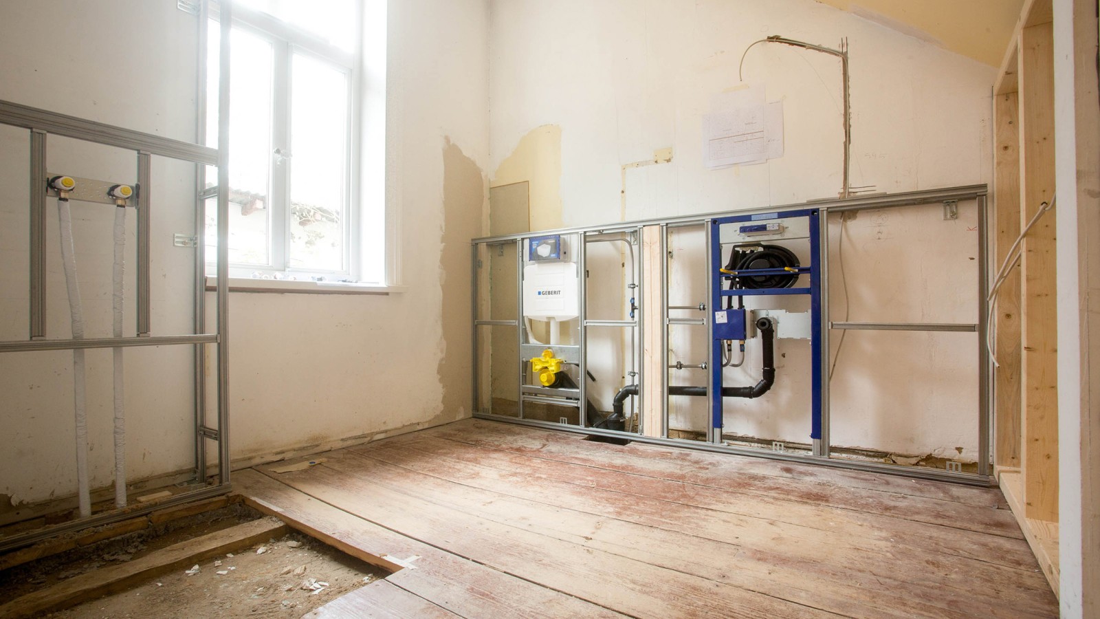 Stavebníci se rozhodli pro výrobky Geberit nejen před stěnou, ale i za ní. (© Geberit) Stavebníci se rozhodli pro výrobky Geberit nejen před stěnou, ale i za ní. (© Geberit)