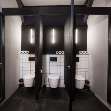 Sanitární prostory vybavené výrobky Geberit propůjčují tradičnímu hrázděnému domu moderní akcent. (© Geberit)