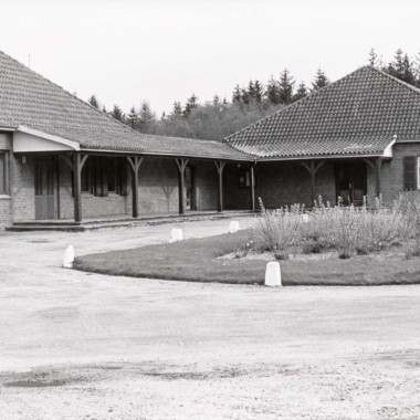 Uprchlický tábor se stává místem setkání a vzpomínek. (© Blåvandshuk Local History Archive) Uprchlický tábor se stává místem setkání a vzpomínek. (© Blåvandshuk Local History Archive)