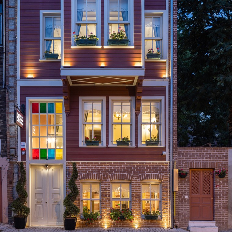Dům je postaven v tradiční dřevěné konstrukci. Vně i uvnitř byly použity místní tradiční materiály. (© Hotel Turkish House) Dům je postaven v tradiční dřevěné konstrukci. Vně i uvnitř byly použity místní tradiční materiály. (© Hotel Turkish House)