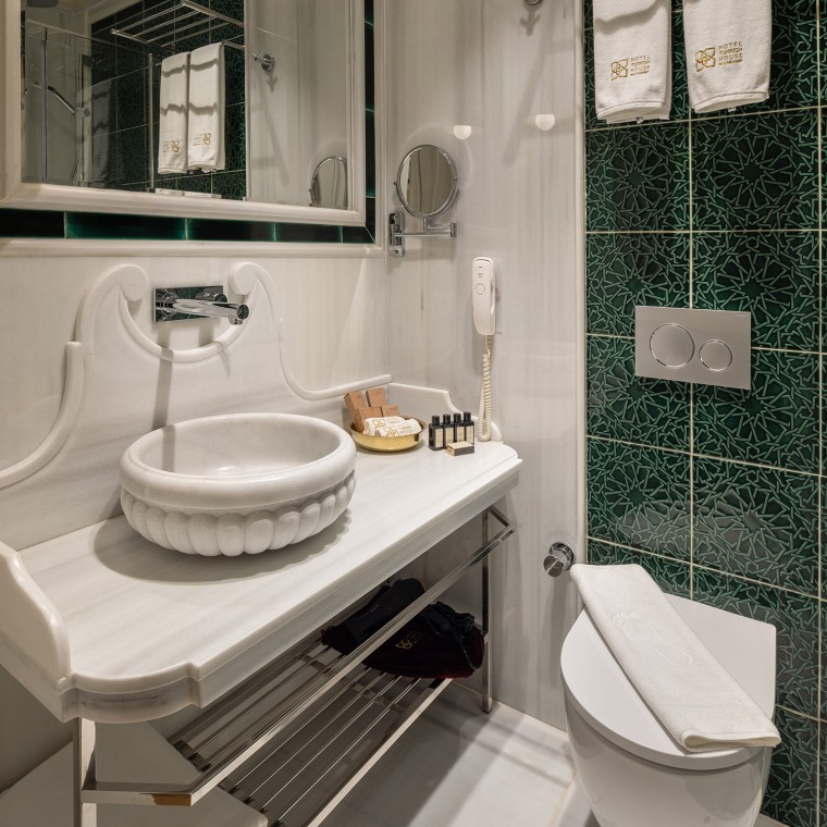 Geberit poskytuje moderní komfort v koupelnách pro hosty. Protože je pro architekta důležité hospodárné využívání vody, byly všude instalovány systémy dvojitého splachování.(© Hotel Turkish House) Geberit poskytuje moderní komfort v koupelnách pro hosty. Protože je pro architekta důležité hospodárné využívání vody, byly všude instalovány systémy dvojitého splachování.(© Hotel Turkish House)