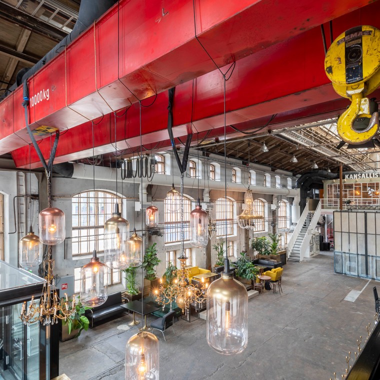 Průmyslový charakter budov zůstal zachován. (© Kansallis Teatteri)