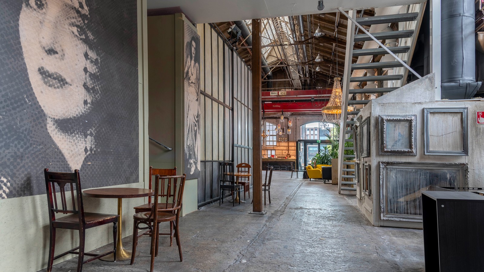 Z továrny se zde stal obývací pokoj (© Kansallis Teatteri)