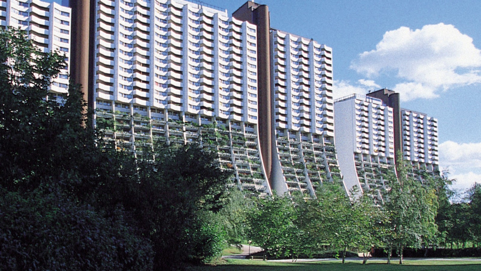 Při instalaci PE trubek museli někteří pracovníci slanit z balkonu jako horolezci (© Gesiba) Při instalaci PE trubek museli někteří pracovníci slanit z balkonu jako horolezci (© Gesiba)