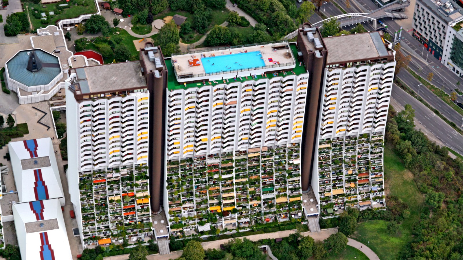 Bazény byly v té době novinkou v sociálním bydlení a ochrannou známkou architekta Harryho Glücka (© Julius Silver). Bazény byly v té době novinkou v sociálním bydlení a ochrannou známkou architekta Harryho Glücka (© Julius Silver).