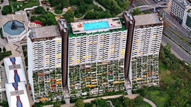 Bazény byly v té době novinkou v sociálním bydlení a ochrannou známkou architekta Harryho Glücka (© Julius Silver). Bazény byly v té době novinkou v sociálním bydlení a ochrannou známkou architekta Harryho Glücka (© Julius Silver).
