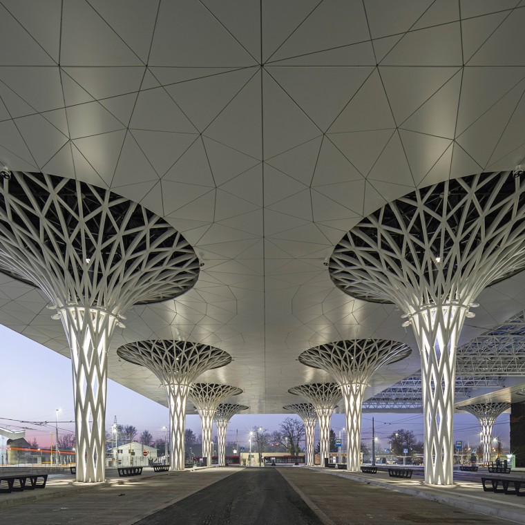 Na nové budově zaujmou především ažurové sloupy (© Rafał Chojnacki).