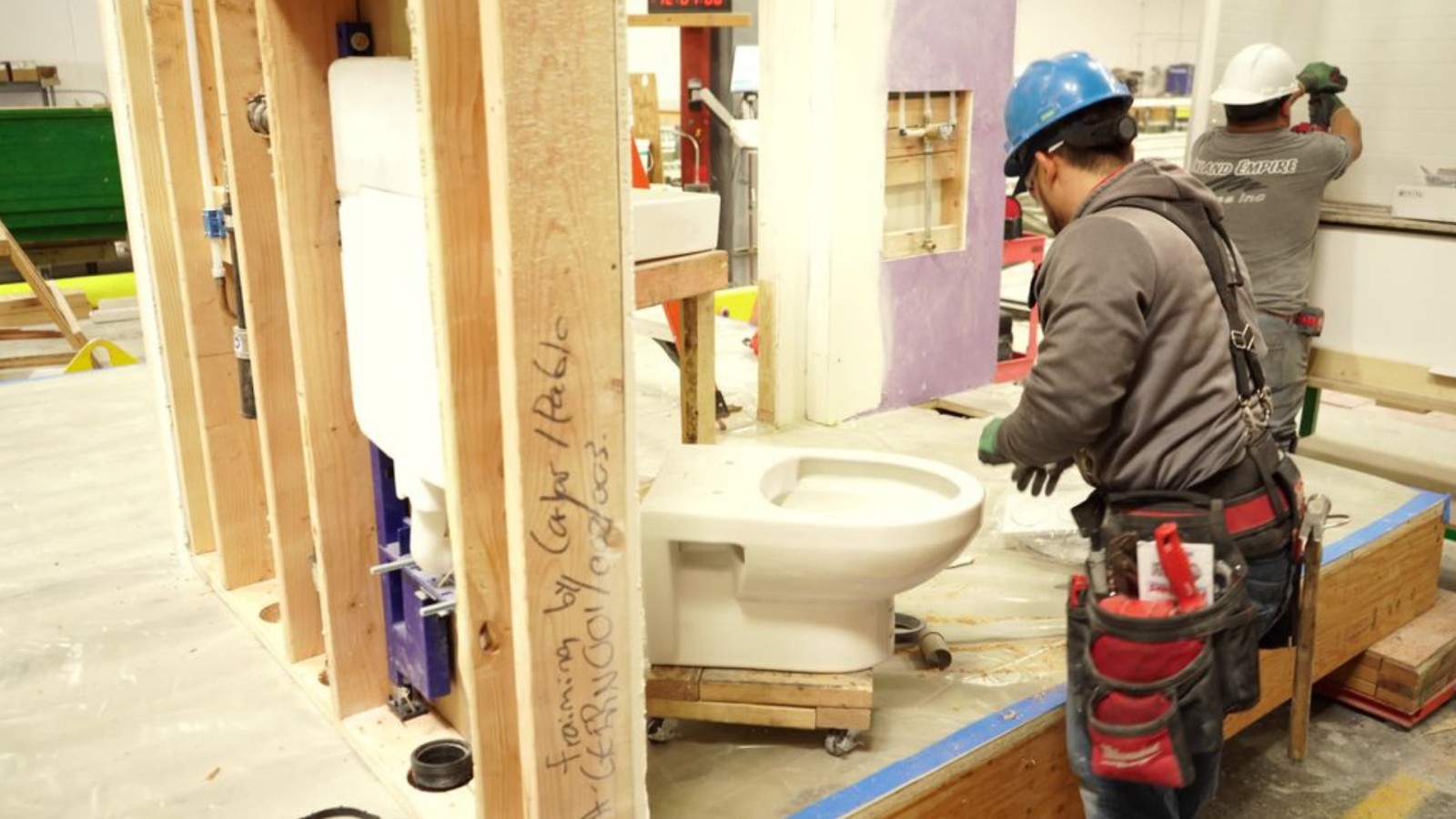 V koupelně jsou použity prostorově úsporné prvky Geberit Duofix se skrytými nádržkami. (© Geberit) V koupelně jsou použity prostorově úsporné prvky Geberit Duofix se skrytými nádržkami. (© Geberit)