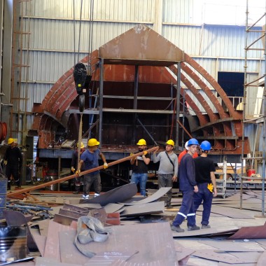 V loděnici ADA Yachting v Bodrumu je živo. Stavba jachty vyžaduje mnoho kvalifikovaných dělníků a trvá dobré dva roky. (© Serkan Ali Çiftçi) V loděnici ADA Yachting v Bodrumu je živo. Stavba jachty vyžaduje mnoho kvalifikovaných dělníků a trvá dobré dva roky. (© Serkan Ali Çiftçi)