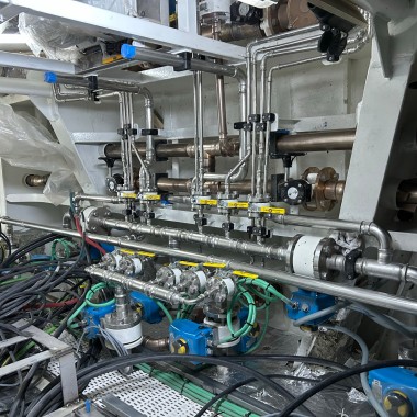 Takto vypadá strojovna jachty z loděnice Su Marine. Potrubí Mapress z nerezové oceli a CuNiFe je instalováno ve velmi stísněném prostoru. (© Su Marine Yachting) Takto vypadá strojovna jachty z loděnice Su Marine. Potrubí Mapress z nerezové oceli a CuNiFe je instalováno ve velmi stísněném prostoru. (© Su Marine Yachting)