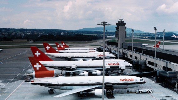 Letadla bývalé společnosti Swissair parkují v přístavišti terminálu A v Curychu v 80. letech 20. století (© ETH-Bibliothek Zürich) Letadla bývalé společnosti Swissair parkují v přístavišti terminálu A v Curychu v 80. letech 20. století (© ETH-Bibliothek Zürich)