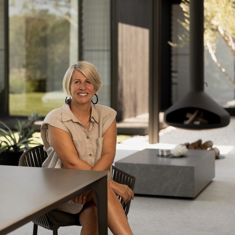 Když prší (a opravdu prší), krb poskytuje útulnou atmosféru - a Geberit Pluvia zajišťuje optimální odvodnění střechy (© Alyne Media).