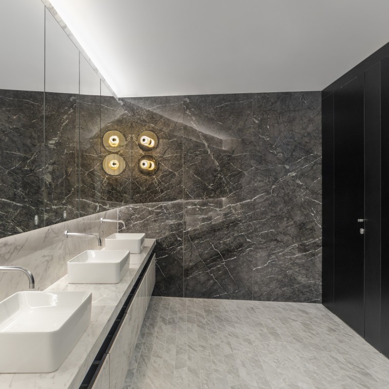 Jednoduchá elegance – také v sanitárních zařízeních. Za zdí: úsporný toaletní systém od společnosti Geberit (© Ana Skobe) Jednoduchá elegance – také v sanitárních zařízeních. Za zdí: úsporný toaletní systém od společnosti Geberit (© Ana Skobe)