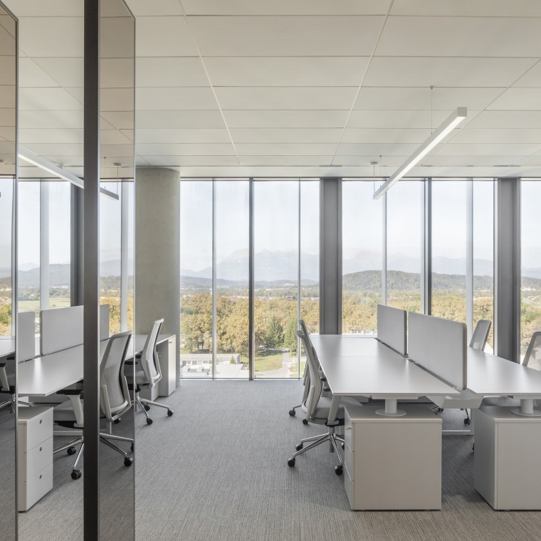 Pracovní prostory na devíti podlažích: kancelářské moduly lze kombinovat nebo rozšiřovat podle požadavků nájemců.(© Ana Skobe)