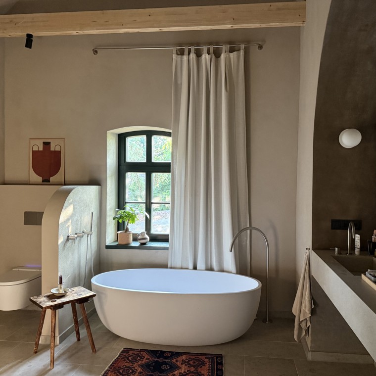 Koupelny mají svá vlastní jména, zde „béžová koupelna“ (© Büşra Qadir)