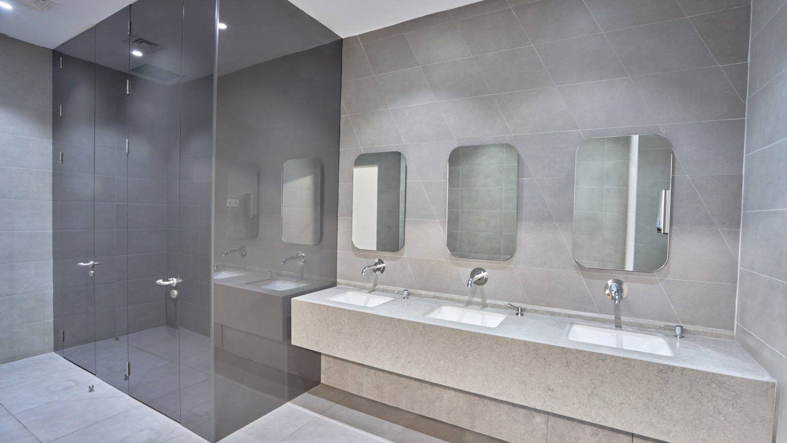 Jednoduché a elegantní: Umyvadlo Geberit VariForm a baterie Piave. (© Oğuzhan Kasar)