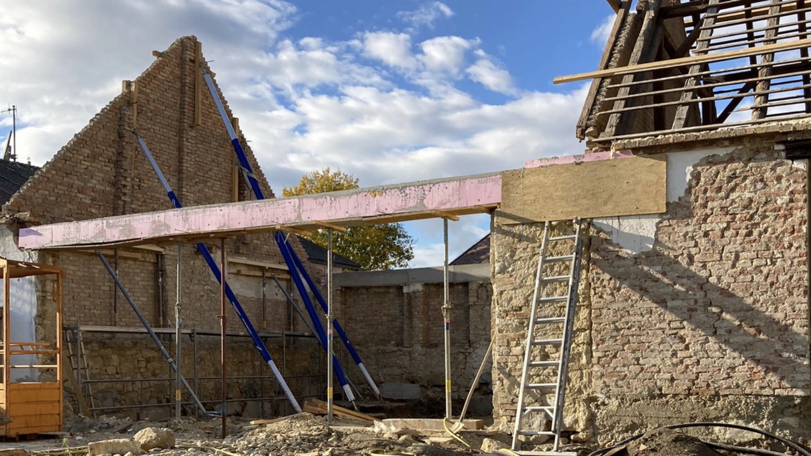 Jak to všechno začalo: stará stodola v roce 2021 (© Anna W.)