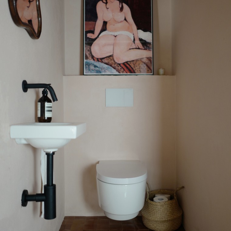 Sprchové WC AquaClena Mera jemně čistí vodou. K tomu se hodí: ovládací deska Sigma70 a umyvadlo iCon Light. Sprchové WC AquaClena Mera jemně čistí vodou. K tomu se hodí: ovládací deska Sigma70 a umyvadlo iCon Light.
