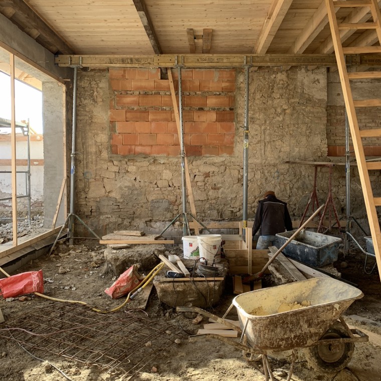 Obývací pokoj před rekonstrukcí. Mnoho věcí bylo kompletně předěláno, například podlahová konstrukce. (© Anna W.) Obývací pokoj před rekonstrukcí. Mnoho věcí bylo kompletně předěláno, například podlahová konstrukce. (© Anna W.)