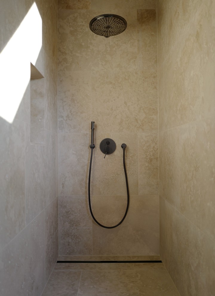 Jednoduchá elegance: sprchová žlab CleanLine80 v černém chromu s povrchovou úpravou proti otiskům prstů (© Anna W.) Jednoduchá elegance: sprchová žlab CleanLine80 v černém chromu s povrchovou úpravou proti otiskům prstů (© Anna W.)