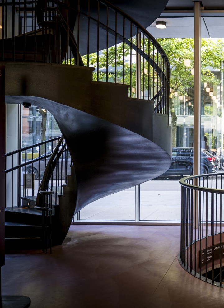 Točité schodiště je výrazným designovým prvkem interiéru. (© Frederik Beyens) Točité schodiště je výrazným designovým prvkem interiéru. (© Frederik Beyens)