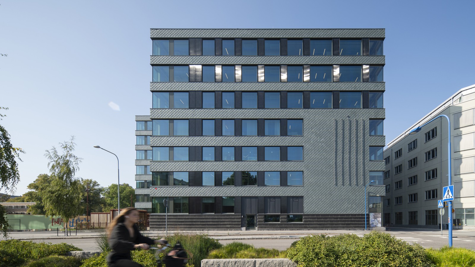 Fasáda z břidlice a integrovaných solárních panelů zajišťuje energetickou účinnost (© baraBild)