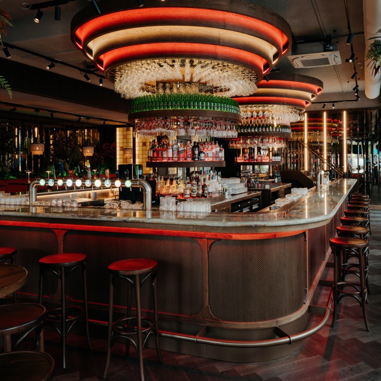 V přízemí: legendární kavárna Heineken Hoek Grand Café má novou podobu. (© Nina Slagmolen) V přízemí: legendární kavárna Heineken Hoek Grand Café má novou podobu. (© Nina Slagmolen)