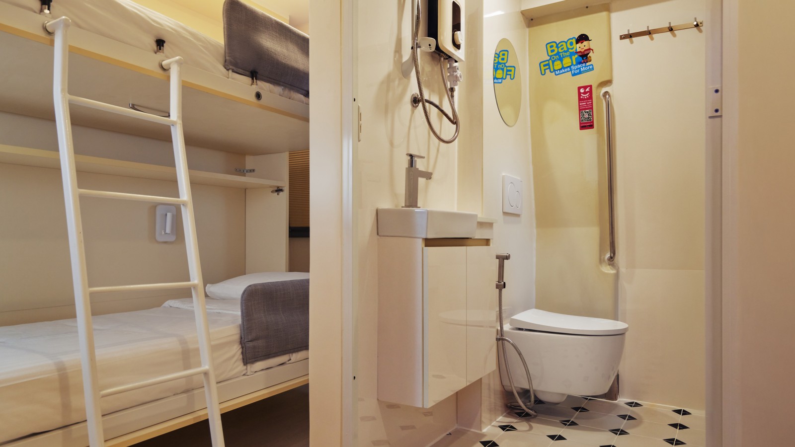 Chytré: postele vyrobené na míru lze snadno složit, když se nepoužívají. (© Watson Lau)