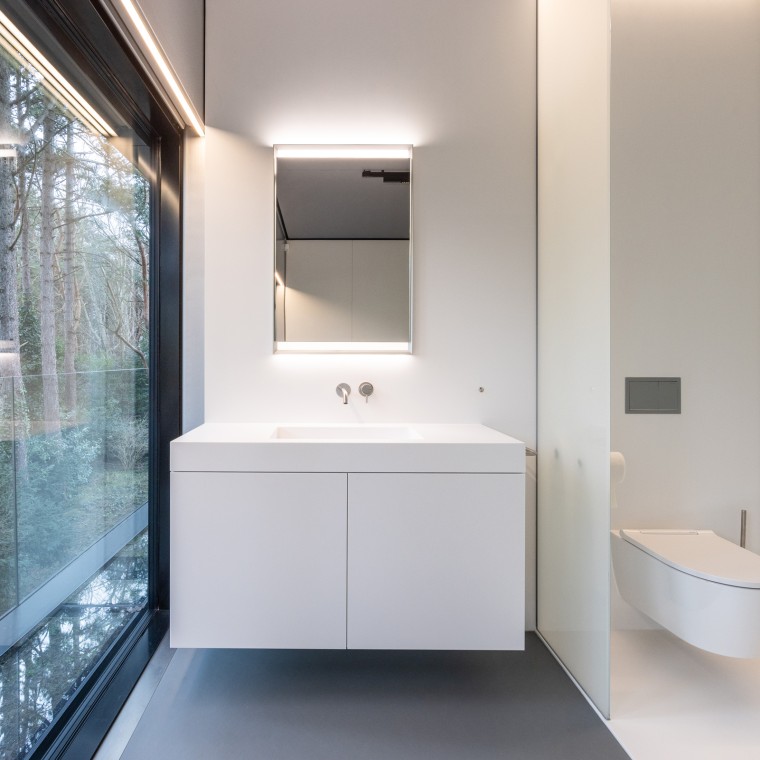 Minimalistické, ale vysoce funkční: zrcadlové skříňky Geberit s ComfortLight. (© Lucas van der Wee) Minimalistické, ale vysoce funkční: zrcadlové skříňky Geberit s ComfortLight. (© Lucas van der Wee)