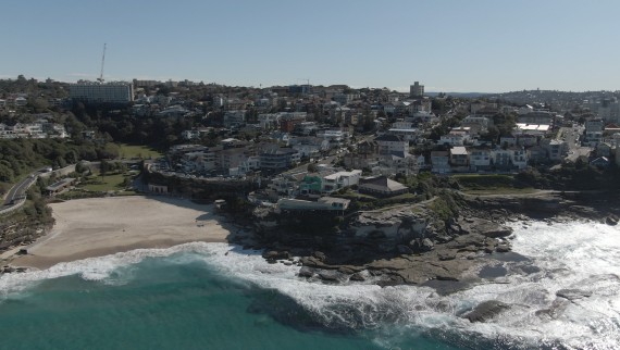 Pohled na dům Tamarama House na pobřeží v australském Sydney (© Geberit)