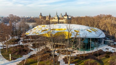 Houba v parku? Ikonická střecha "Domu maďarské hudby" při pohledu shora. (© Városliget Zrt.)