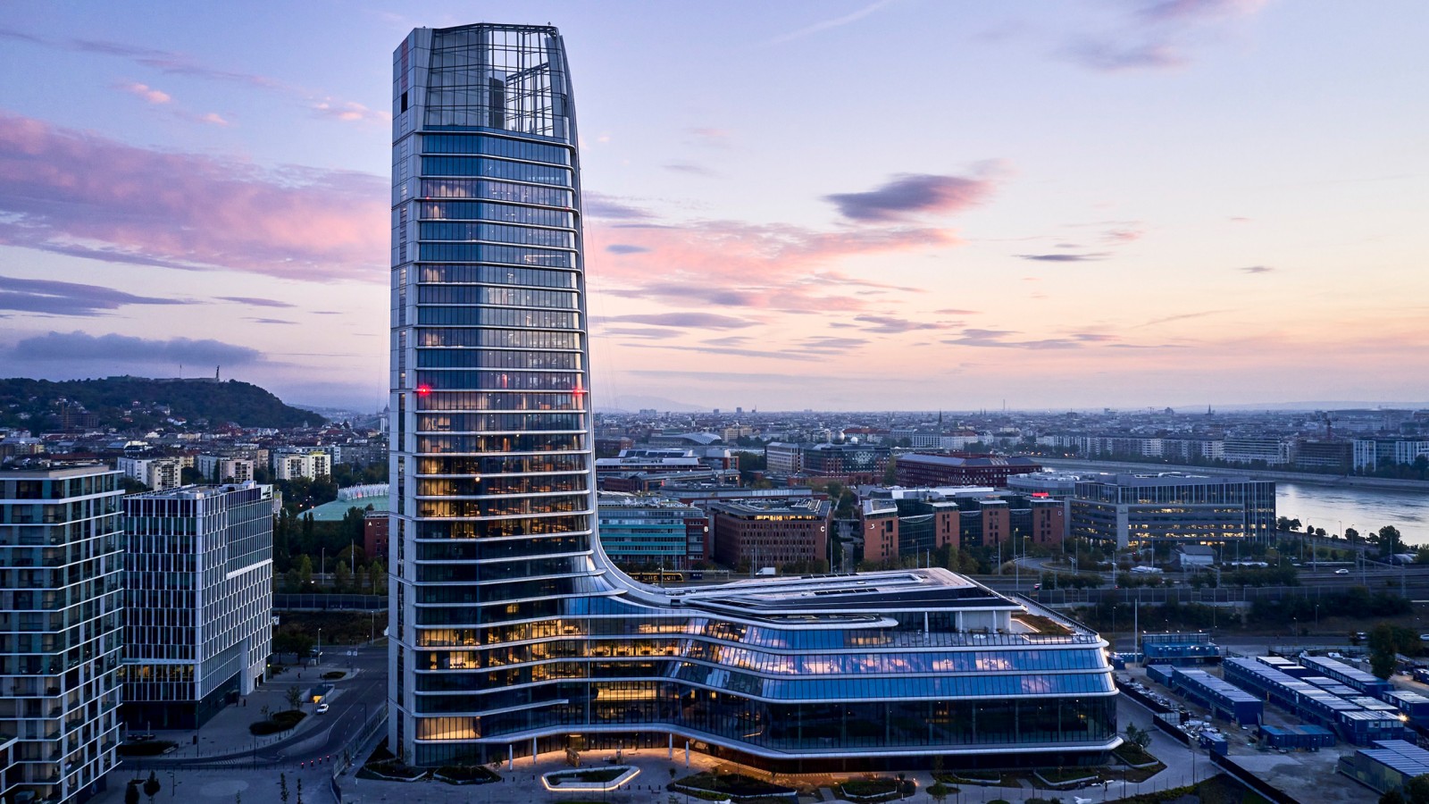 Viditelné z dálky: MOL Campus je nyní se svou výškou 143 metrů nejvyšší budovou v Maďarsku. (© MOL Gruppe) Viditelné z dálky: MOL Campus je nyní se svou výškou 143 metrů nejvyšší budovou v Maďarsku. (© MOL Gruppe)