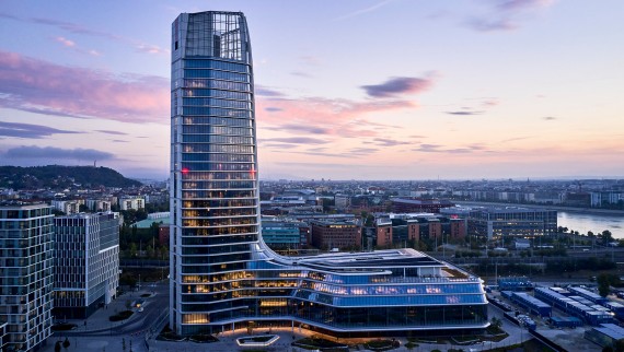 Viditelné z dálky: MOL Campus je nyní se svou výškou 143 metrů nejvyšší budovou v Maďarsku. (© MOL Gruppe) Viditelné z dálky: MOL Campus je nyní se svou výškou 143 metrů nejvyšší budovou v Maďarsku. (© MOL Gruppe)
