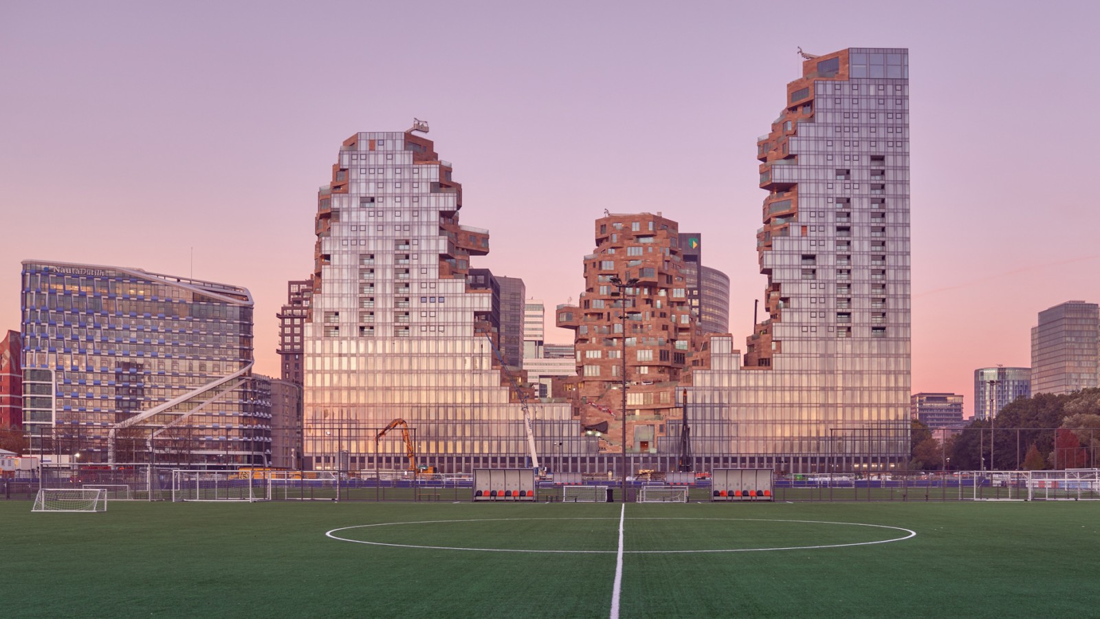 Zvenku hladká, uvnitř drsná skalnatá soutěska: "Údolí" v Amsterdamu (Nizozemsko) (© Marcel Steinbach) Zvenku hladká, uvnitř drsná skalnatá soutěska: "Údolí" v Amsterdamu (Nizozemsko) (© Marcel Steinbach)