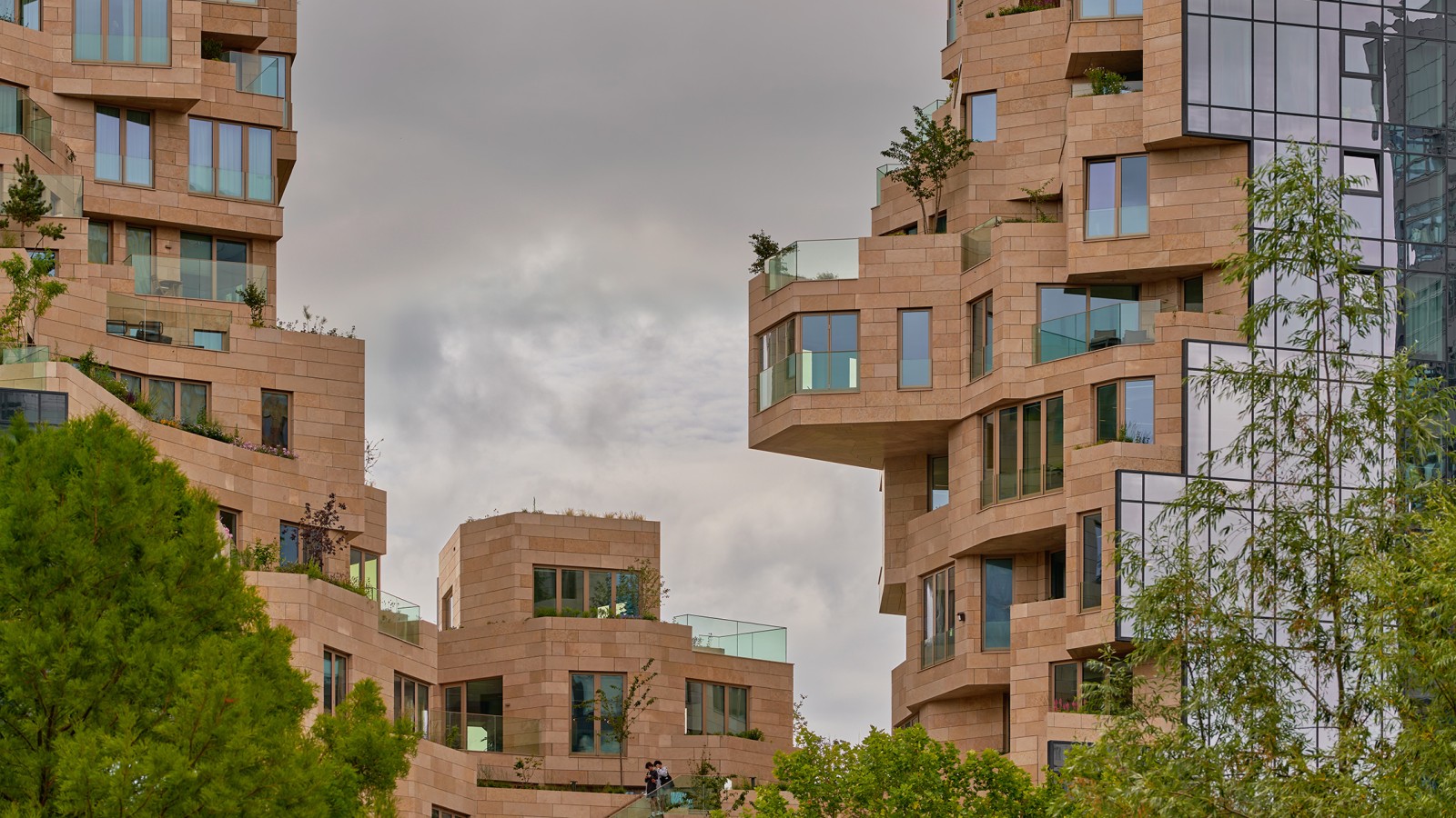 Nyní je fasáda ještě holá, ale brzy se zazelená: Pěstuje se zde 155 druhů rostlin (© Marcel Steinbach) Nyní je fasáda ještě holá, ale brzy se zazelená: Pěstuje se zde 155 druhů rostlin (© Marcel Steinbach)