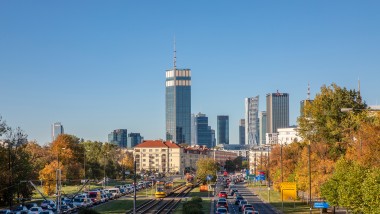 Náměstí Varso s 310 metrů vysokou věží dohlíží na celou Varšavu. (© Aaron Hargreaves/Foster + Partners)
