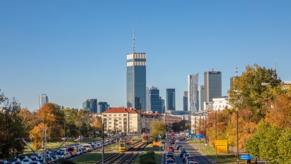 Náměstí Varso s 310 metrů vysokou věží dohlíží na celou Varšavu. (© Aaron Hargreaves/Foster + Partners) Náměstí Varso s 310 metrů vysokou věží dohlíží na celou Varšavu. (© Aaron Hargreaves/Foster + Partners)