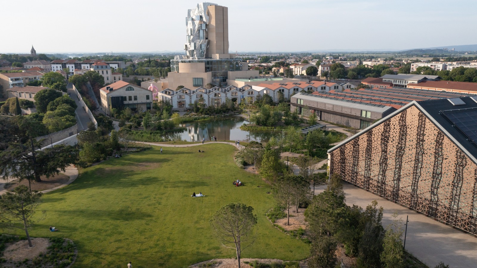 Kulturní centrum LUMA v Arles: v popředí studiový park a velký sál pro akce, nahoře 56 metrů vysoká věž od Franka Gehryho. Kulturní centrum LUMA v Arles: v popředí studiový park a velký sál pro akce, nahoře 56 metrů vysoká věž od Franka Gehryho.